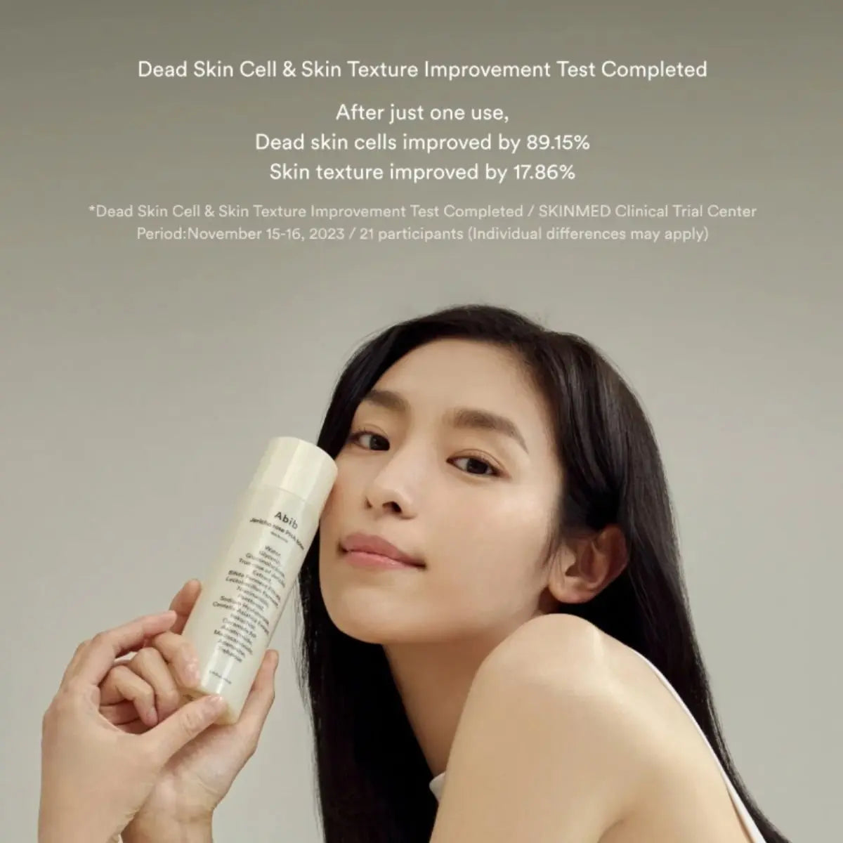 Modèle tenant le Jericho Rose PHA Toner, en indiquant les améliorations de peau après usage.