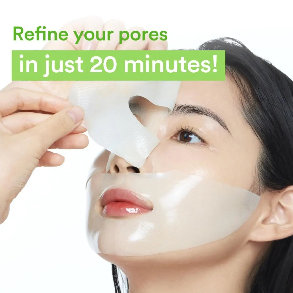 Application du masque collagène sur le visage pour resserrer les pores.