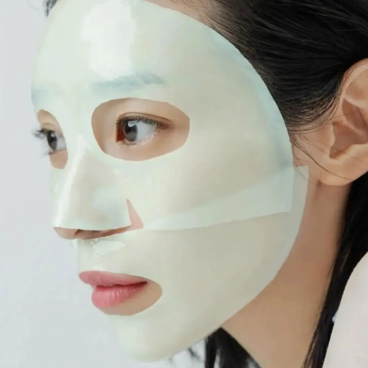 Femme portant un masque en tissu vert Abib sur le visage.